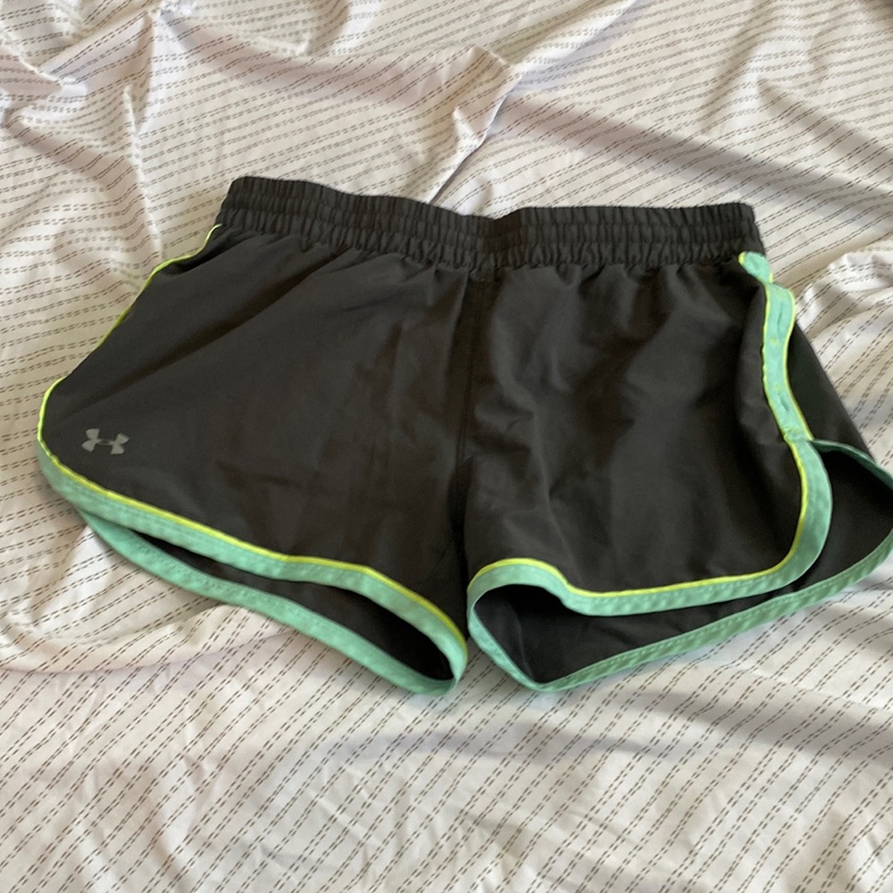 Under Armour. Size Small. Semi fitted. Heat Gear.
